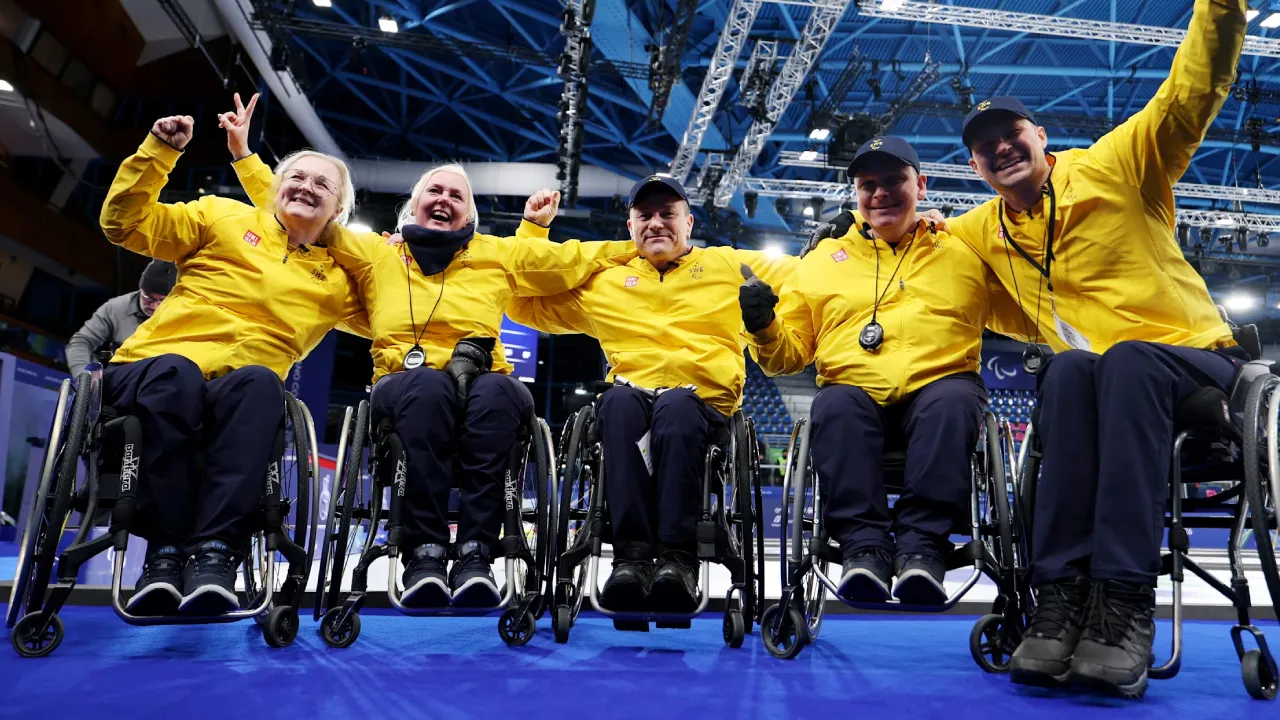 Tim Swedia berpose setelah mengamankan medali perunggu nomor curling kursi roda beregu campuran pada Paralimpiade Musim Dingin 2026. (Foto: AP)