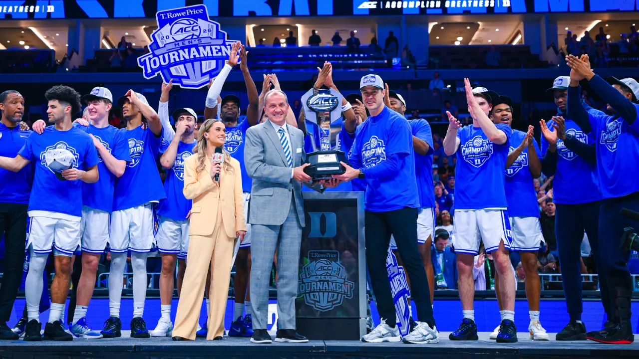 Tim Duke Blue Devils melakukan selebrasi di atas podium setelah memenangi turnamen Atlantic Coast Conference 2026. (Foto: AP)