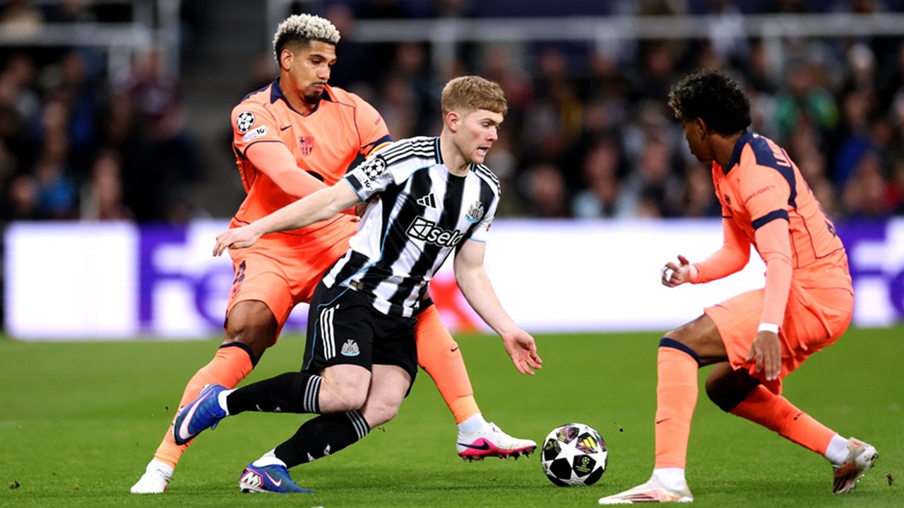 Barcelona Mulai Melirik Bek Kiri Newcastle United