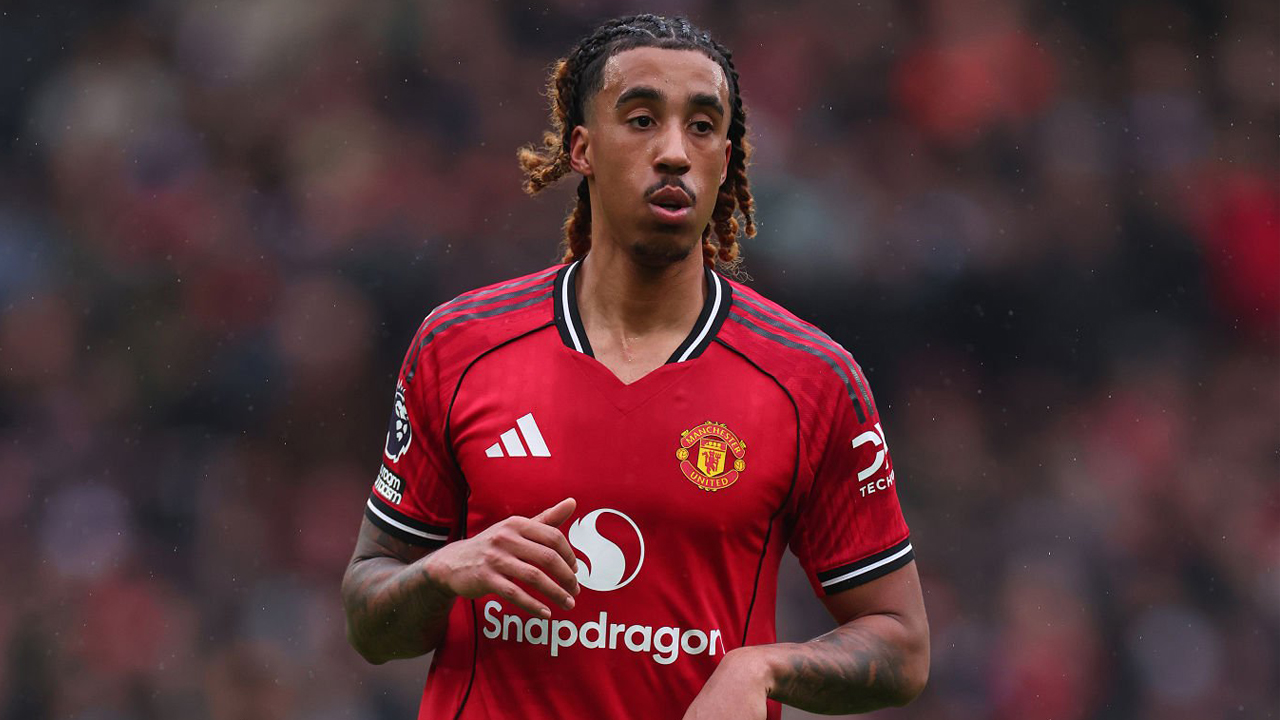 Carrick Puji Performa Leny Yoro Saat MU Kalahkan Aston Villa