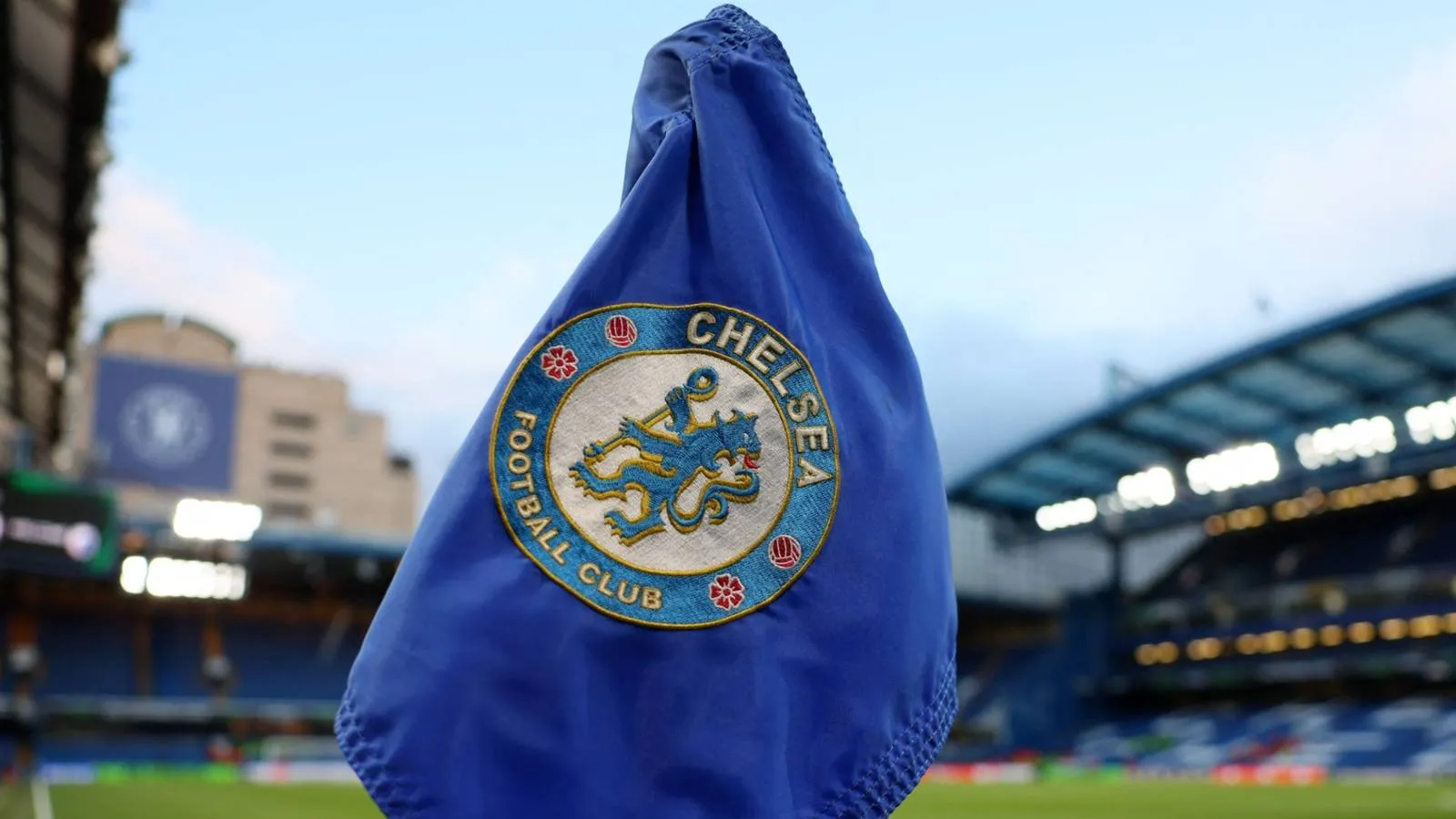 Chelsea Terkena Sanksi dan Denda Rekor Akibat Langgar Aturan Liga Inggris - sumber: (givemesport)