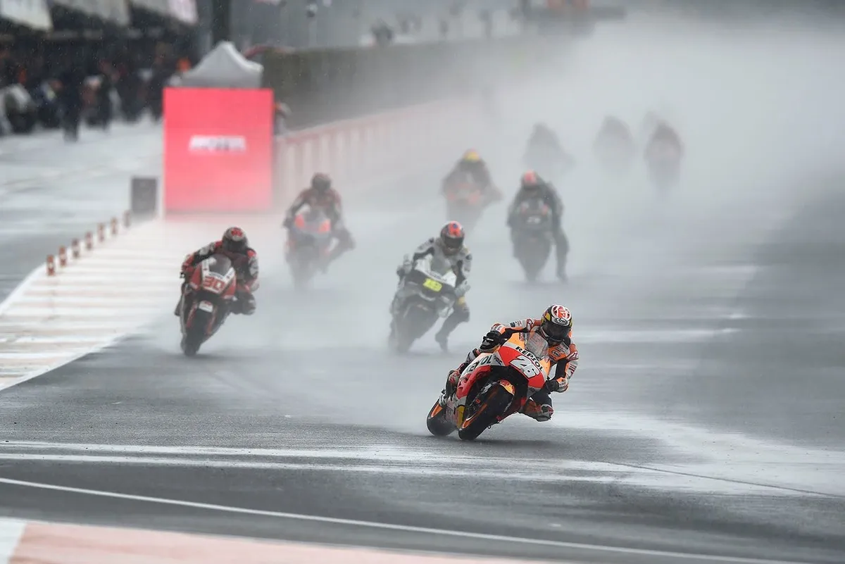 Dani Pedrosa Ungkap Latihan Unik untuk Kuasai Balapan Basah - sumber: (motorsport)