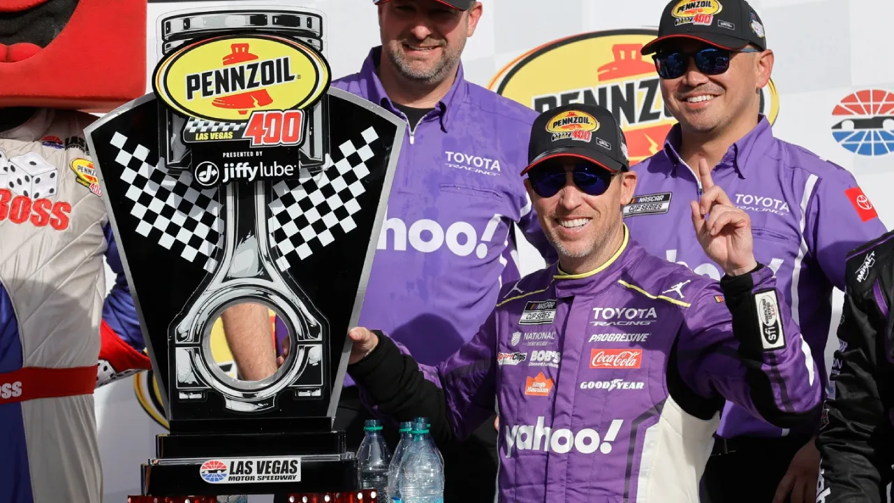 Denny Hamlin Menang Dramatis di Balapan NASCAR Las Vegas