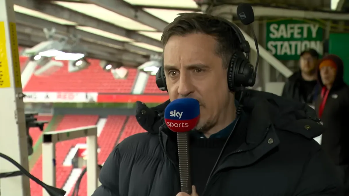Gary Neville Telepon Istrinya Saat Saksikan Gol Bersejarah Arsenal - sumber: (footballlondon)