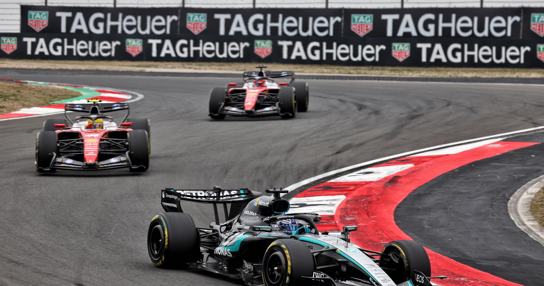 George Russell Antisipasi Tabrakan Ferrari di Balapan Agresif