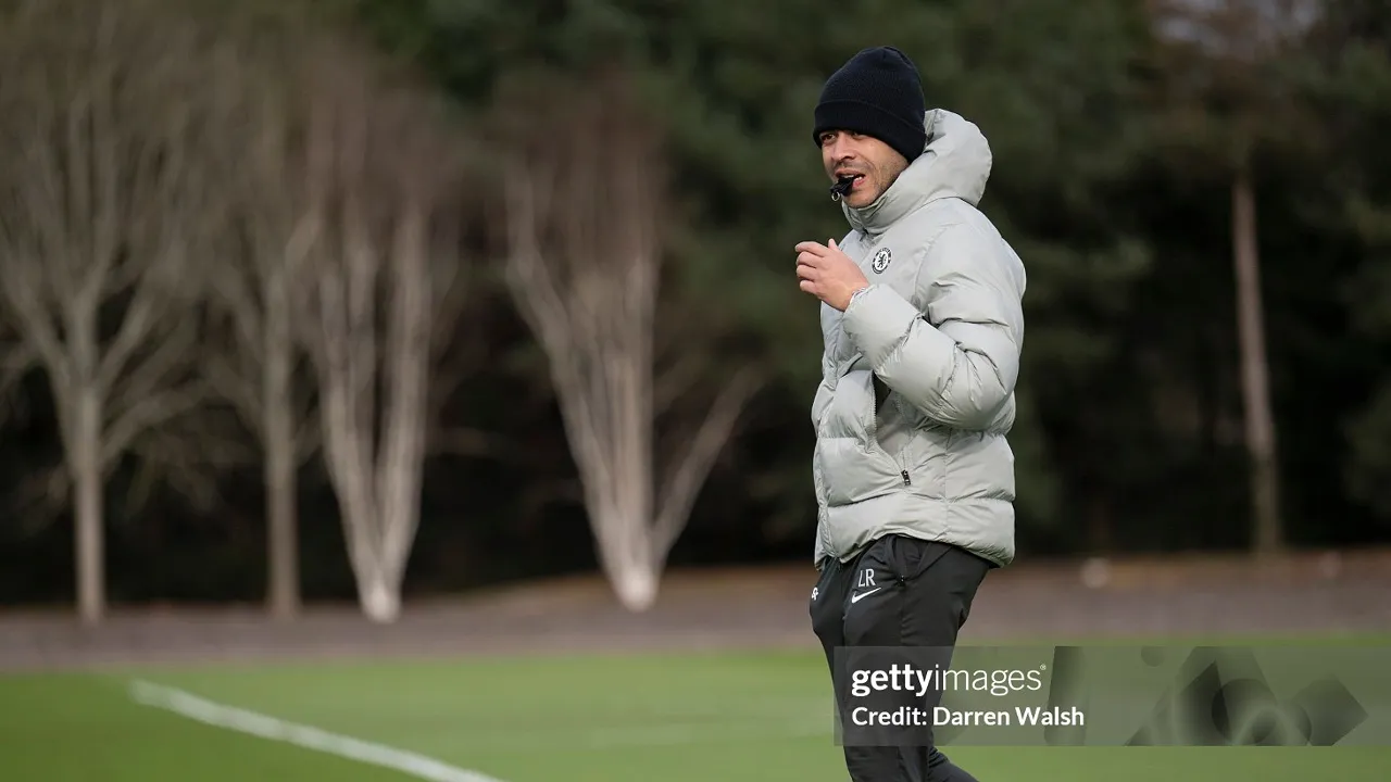 Liam Rosenior diserang kritik setelah komentar tentang wasit