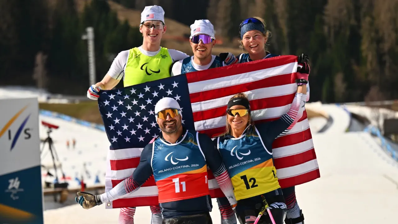 Tim AS yang dipimpin Oksana Masters berpose setelah memenangi nomor estafet campuran ski lintas alam Paralimpiade Musim Dingin 2026. (Foto: AP)