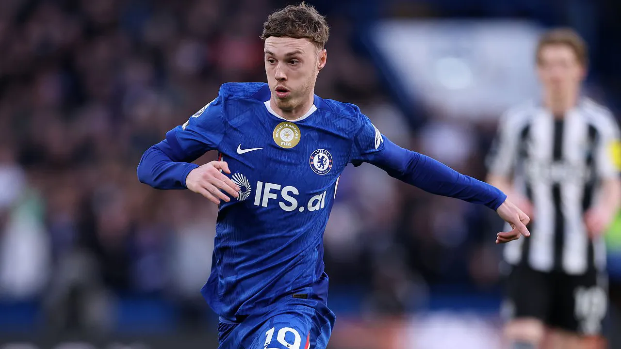 Rumor Cole Palmer ke MU Menguat, Chris Waddle Beri Peringatan