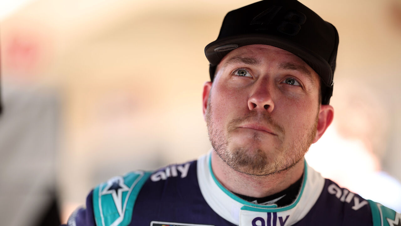 Alex Bowman Akan Absen Setidaknya Tiga Balapan NASCAR karena Vertigo