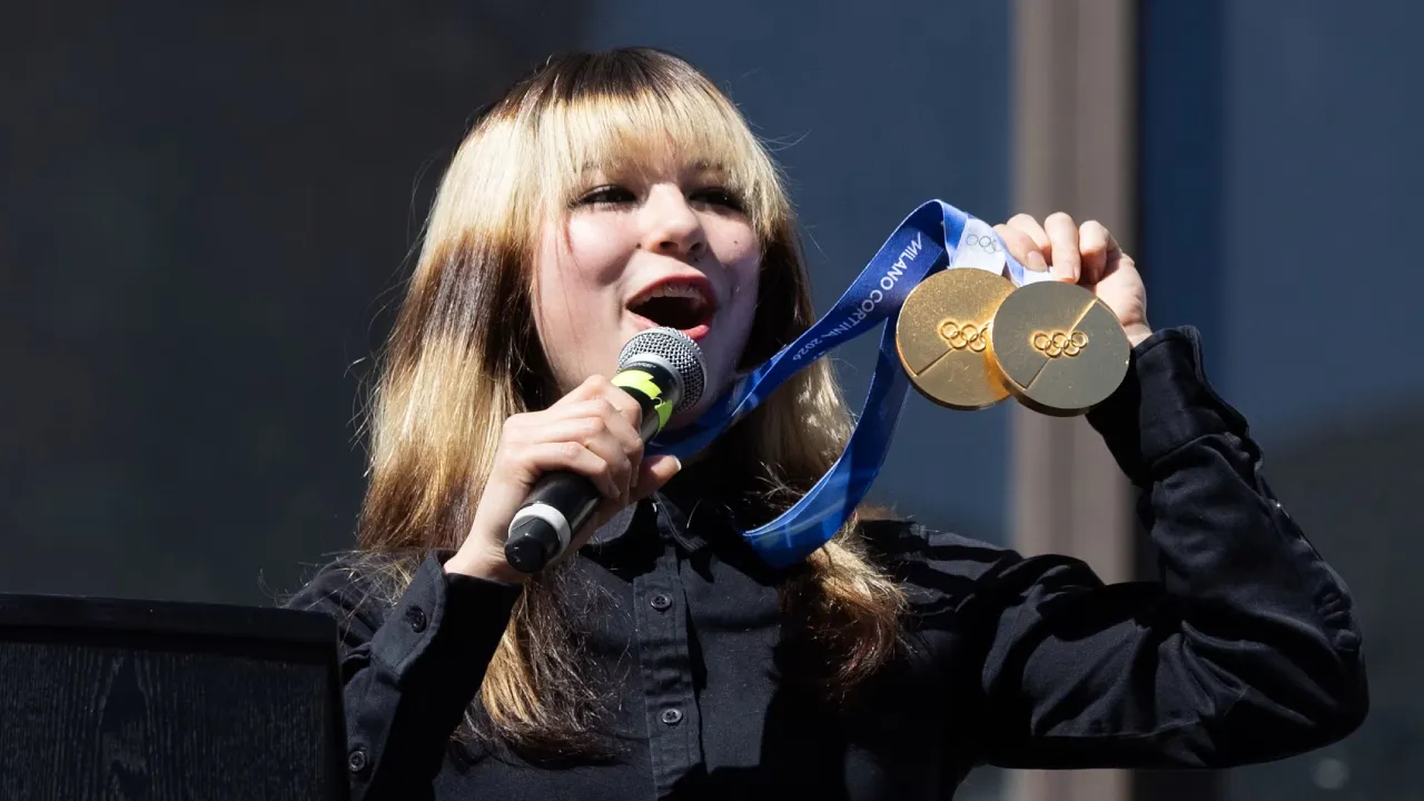 Alysa Liu mengaku harus beradaptasi dengan sorotan publik yang meningkat drastis, termasuk kehilangan ruang pribadi dan kehadiran paparazzi. (Foto: AP)