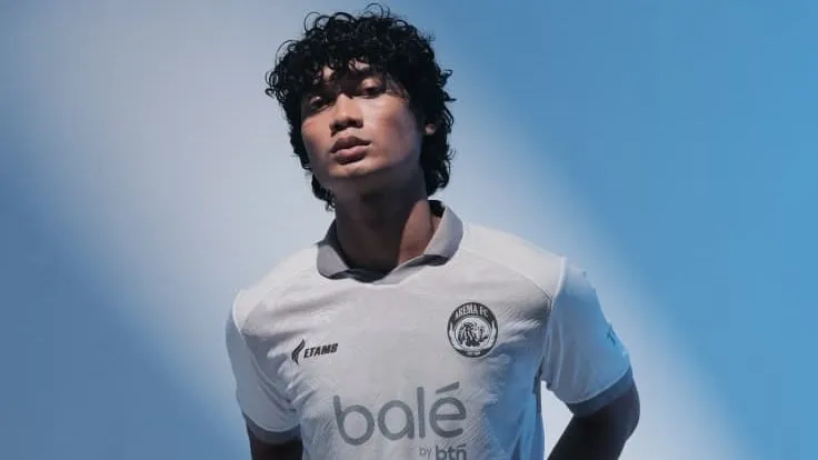 Arema FC Perkenalkan Jersey Putih sebagai Simbol Harapan di Tengah Jeda BRI Liga 1 - sumber: (ileagueid)