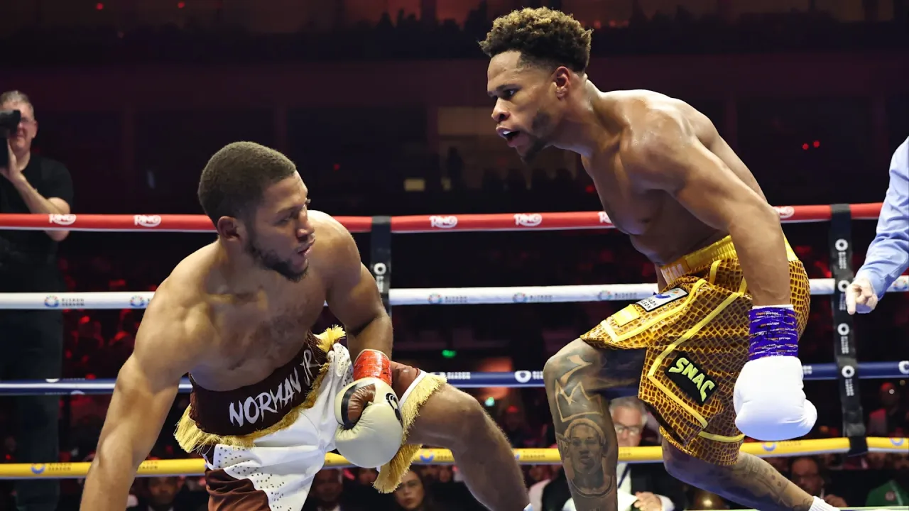 Brian Norman (kiri) dan Devin Haney bertarung pada November lalu. (Foto: Fight TV)