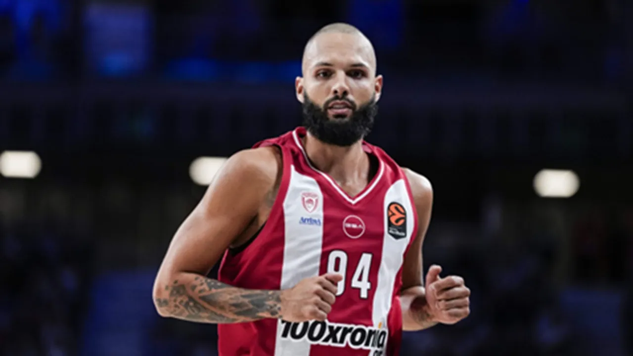 Evan Fournier Cetak Rekor saat Olympiacos Hempaskan Fenerbahce