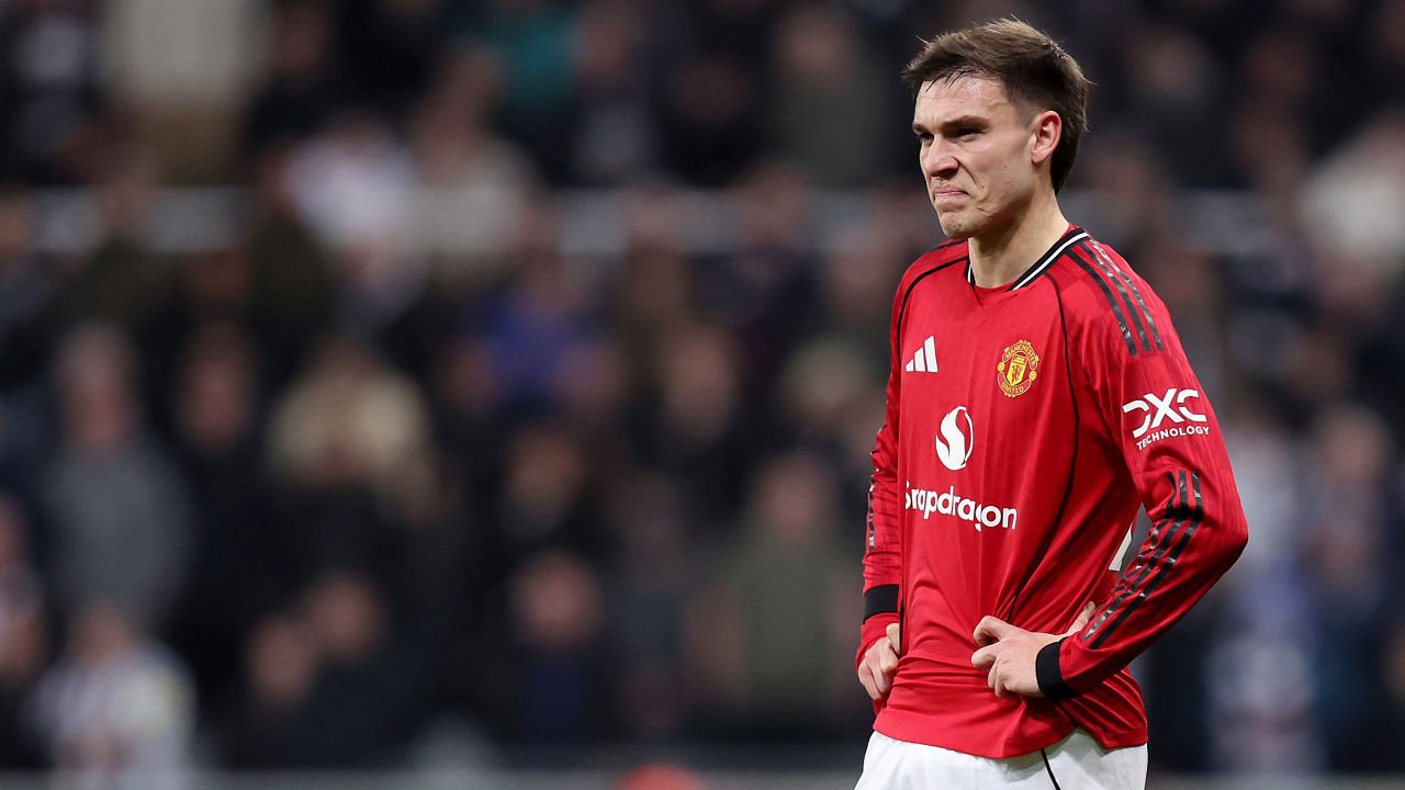 Gary Neville Prediksi Manuel Ugarte Akan Tinggalkan MU di Musim Panas