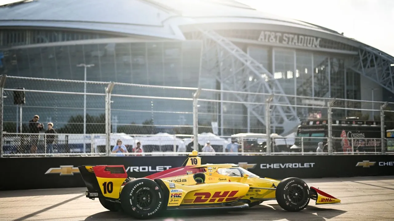 Balapan jalanan IndyCar memanfaatkan kawasan sekitar AT&T Stadium sebagai pusat sirkuit sepanjang 2,7 mil dengan 14 tikungan. (Foto: AP)