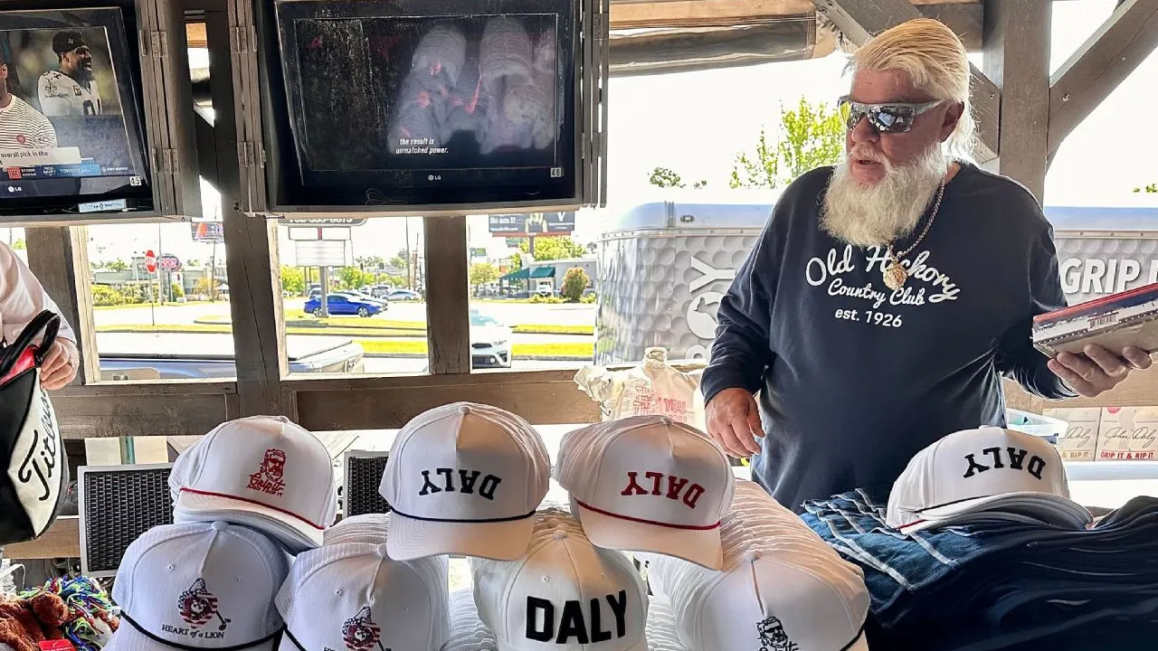 John Daly sebelumnya rutin menggelar aktivitas bersama penggemar di Hooters di Washington Road selama 28 tahun. (Foto: Golf Digest)