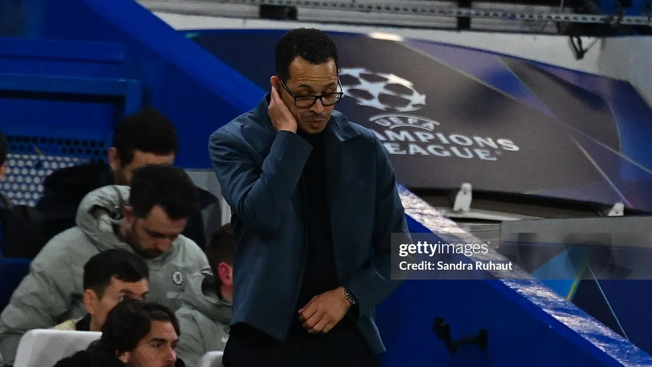 Liam Rosenior Jelaskan Keputusan Tarik Pemain saat Chelsea Dipermalukan PSG