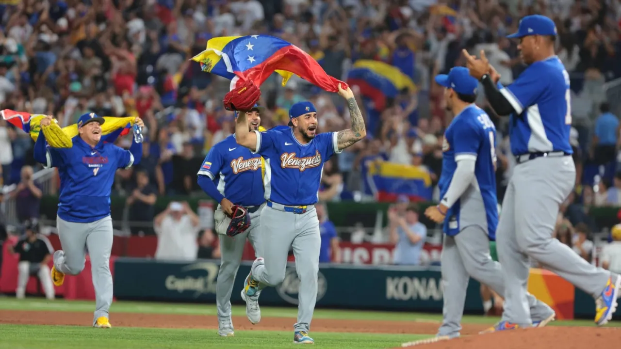 Para pemain tim nasional Venezuela melakukan selebrasi setelah memastikan Langkah ke babak final World Baseball Classic 2026. (Foto: AP)