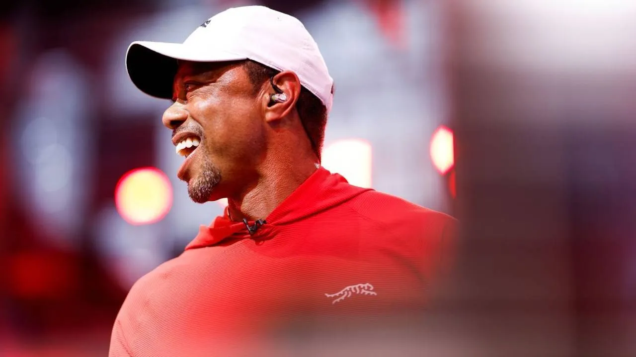 Sambil menunggu pemulihan, Tiger Woods kini lebih banyak berperan sebagai manajer timnya di liga TGL, yakni Jupiter Links. (AP)