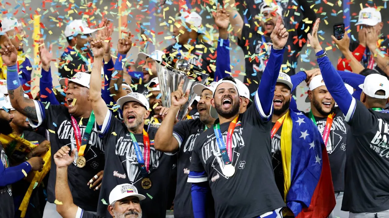 Para pemain Venezuela melakukan selebrasi saat mengangkat trofi juara World Baseball Classic 2026. (Foto: (Foto: AP)