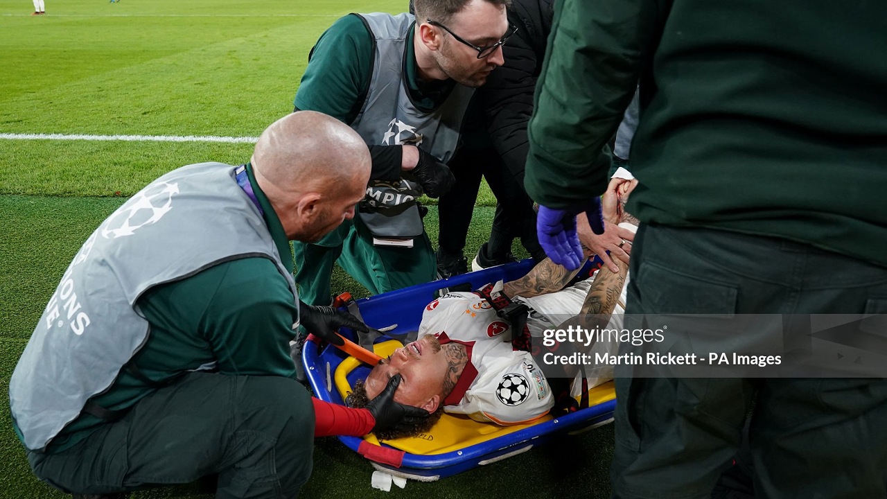 Victor Osimhen Cedera, Noa Lang Dilarikan ke RS Usai Dibantai Liverpool