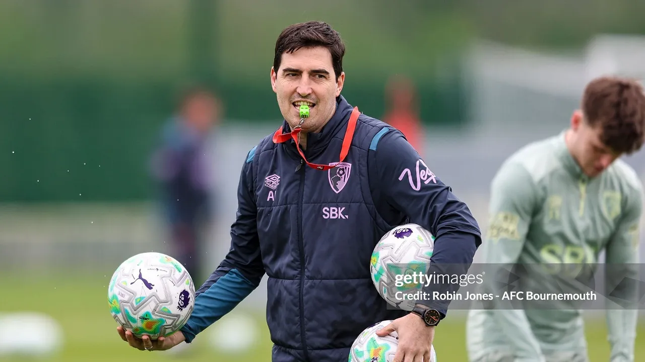 Andoni Iraola nilai Manchester United tim terbaik Premier League saat ini
