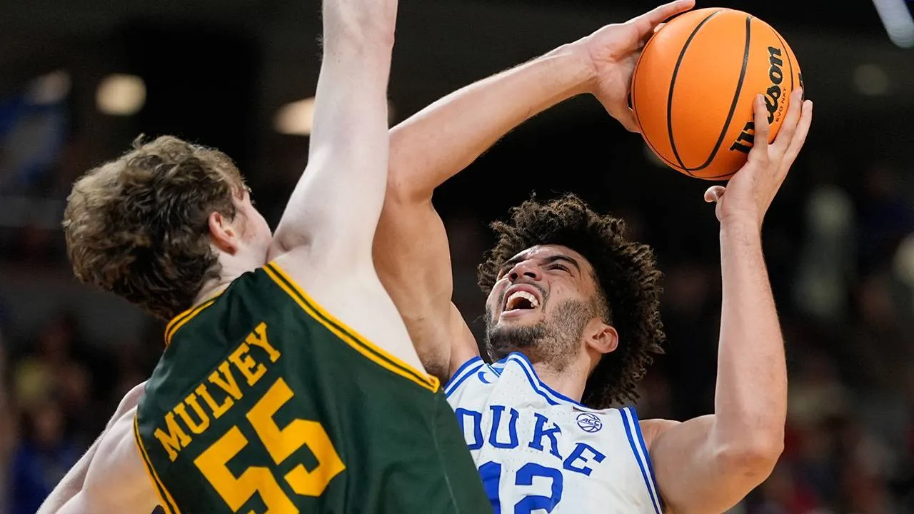 Cameron Boozer (kanan) menjadi pemain paling menonjol bagi Duke Blue Devils dengan membukukan 22 poin dan 13 rebound. (Foto: AP)