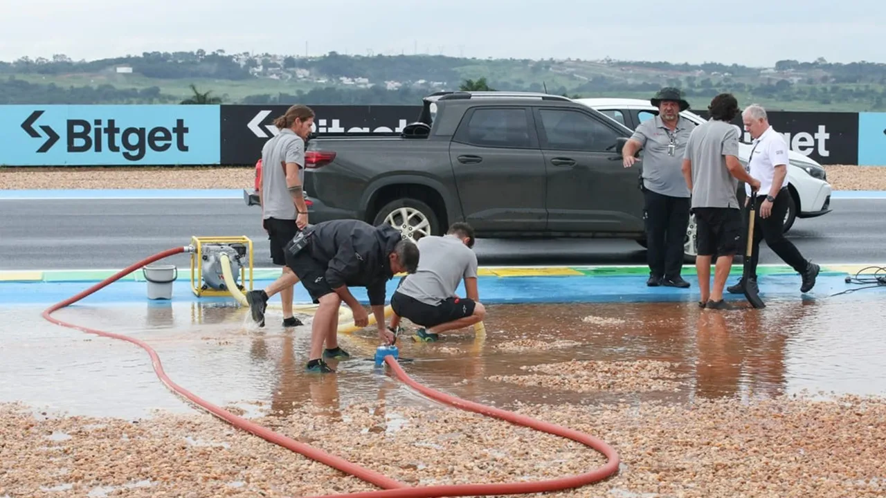 Pihak penyelenggara MotoGP Brasil tengah membereskan banjir yang menggenangi Sirkuit Goiania