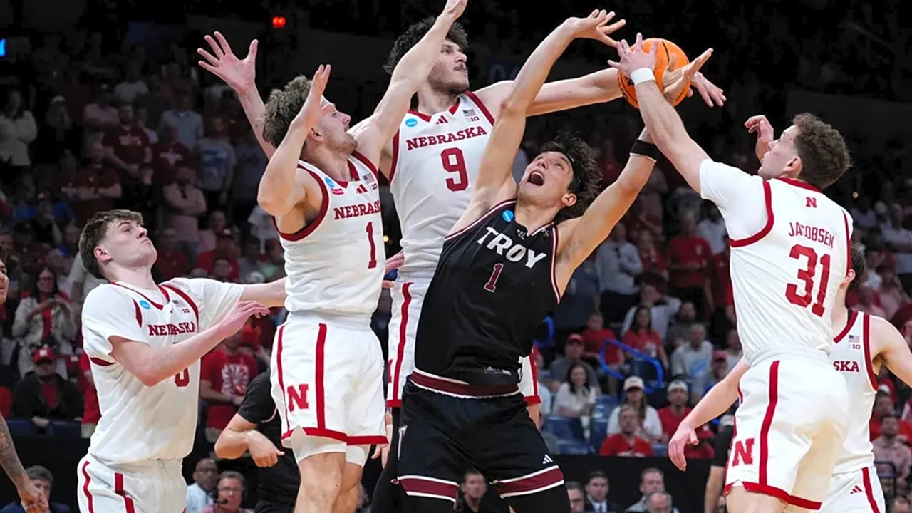 Nebraska Cornhuskers Raih Kemenangan Pertama di NCAA