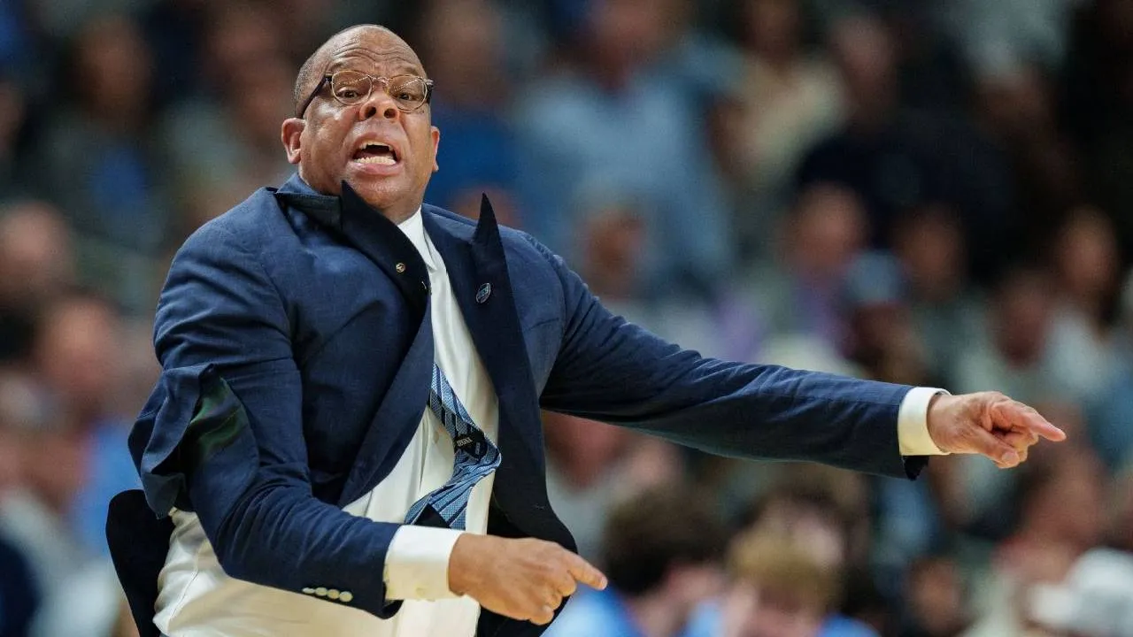 Hubert Davis memberikan jawaban singkat saat ditanya soal keputusan memakai rotasi enam pemain pendek pada fase akhir laga. (Foto: AP)