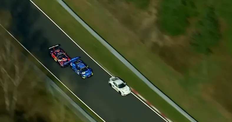 Max Verstappen Serahkan Kendali Usai Duel Memukau di Nordschleife - sumber: (racingnews365)