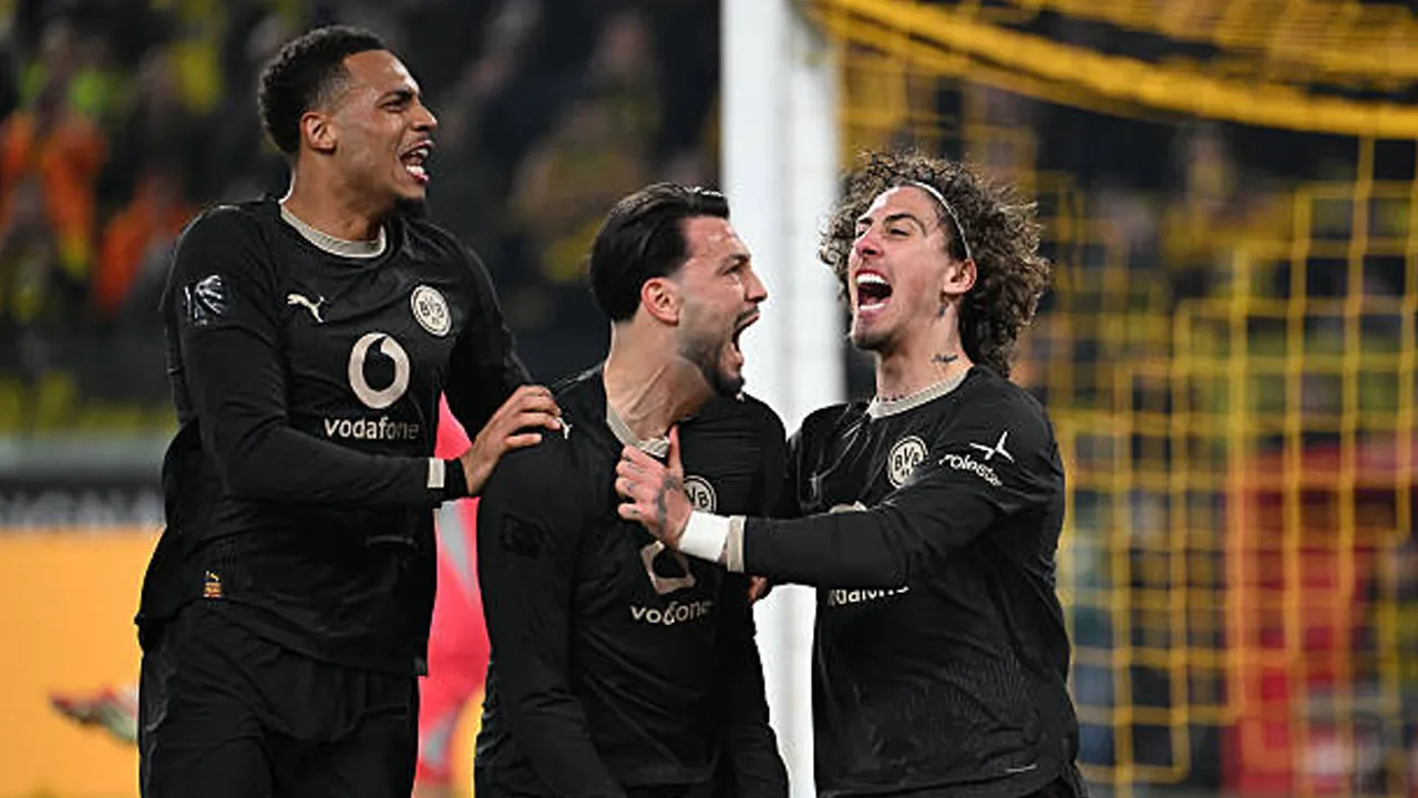 Dua Penalti Ramy Bensebaini Antar Borussia Dortmund Menang 3-2 Atas Hamburg