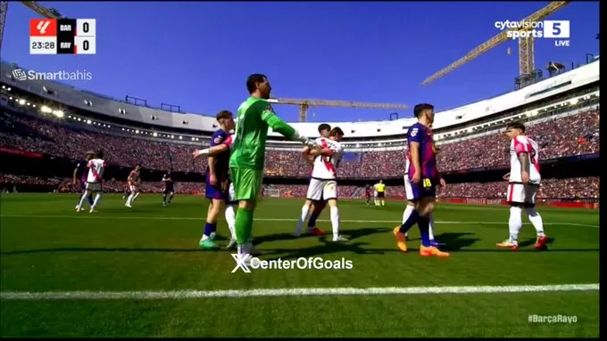 Gol Sundulan Araujo Bawa Barcelona Unggul atas Rayo - sumber: (footballespana)