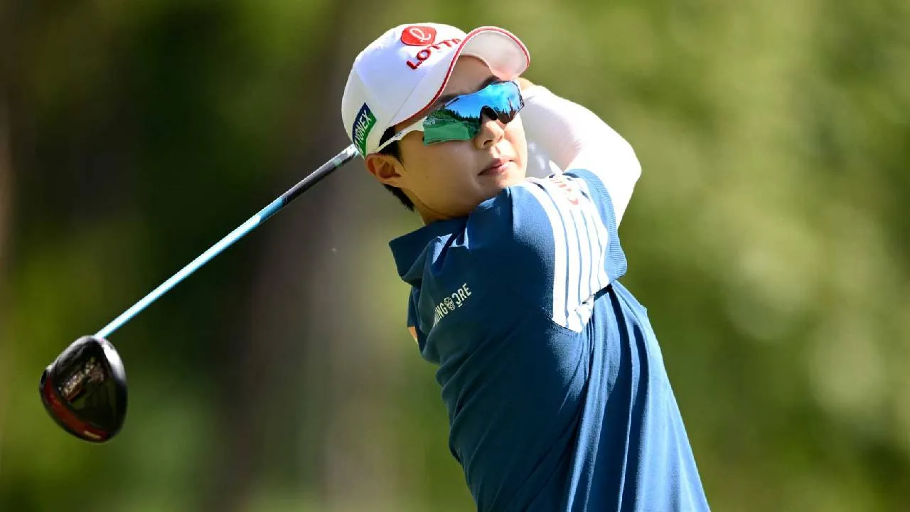 Hyo Joo Kim membukukan 6-under 66 untuk membawa total skornya menjadi 17-under 199 dan unggul lima pukulan atas Nelly Korda. (Foto: Golf Digest)