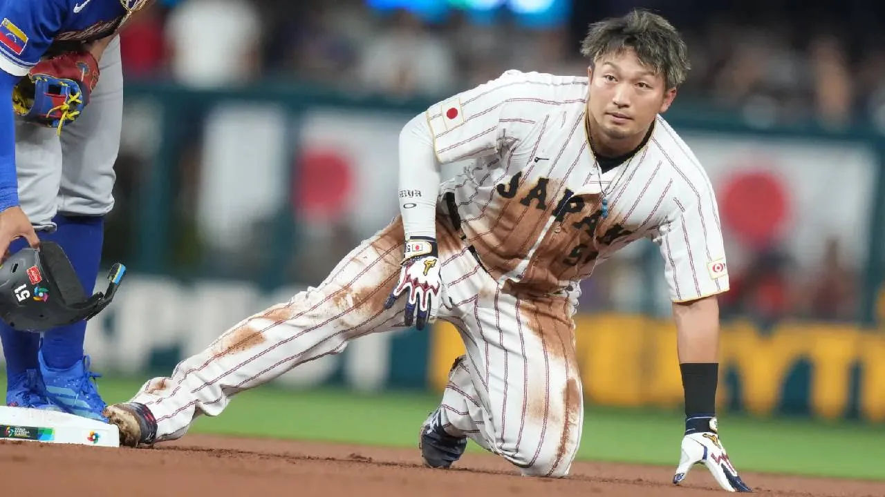 Seiya Suzuki mengalami cedera saat membela Jepang dalam kekalahan 5-8 dari Venezuela pada perempat final World Baseball Classic, 14 Maret, di Miami. (Foto: AP)