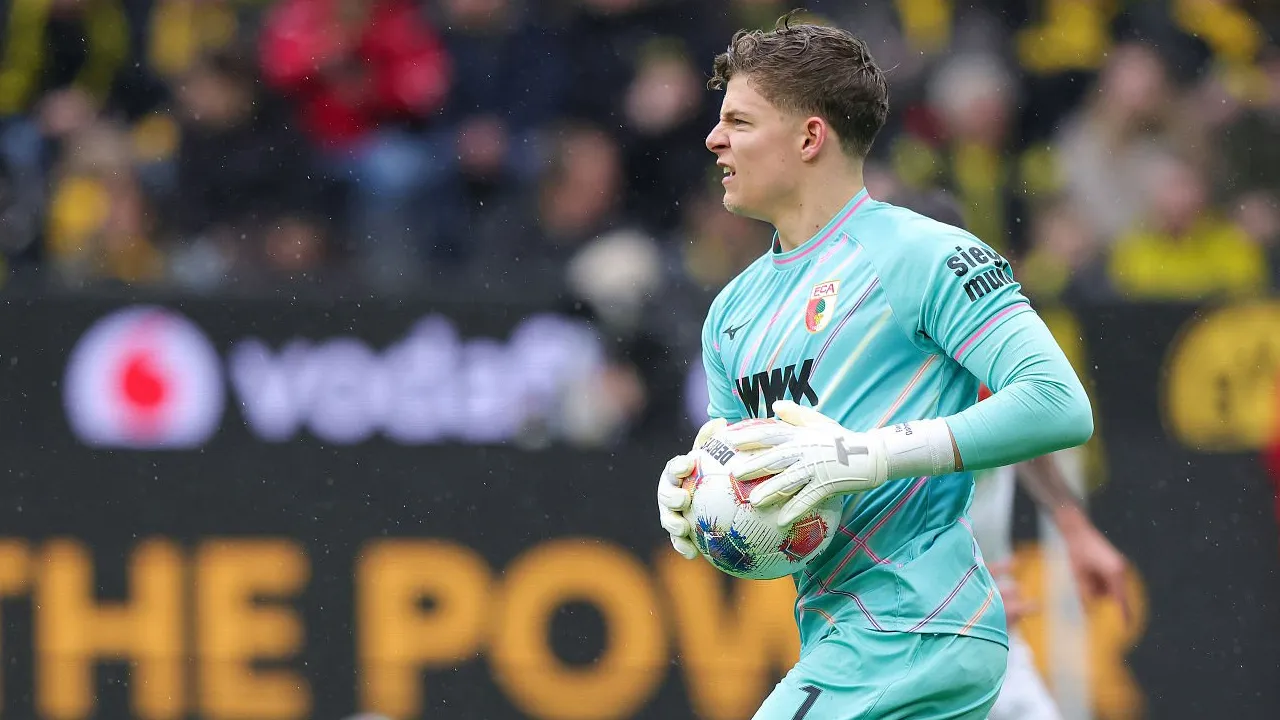 Finn Dahmen Akui Augsburg Tampil Buruk Saat Dibantai Stuttgart