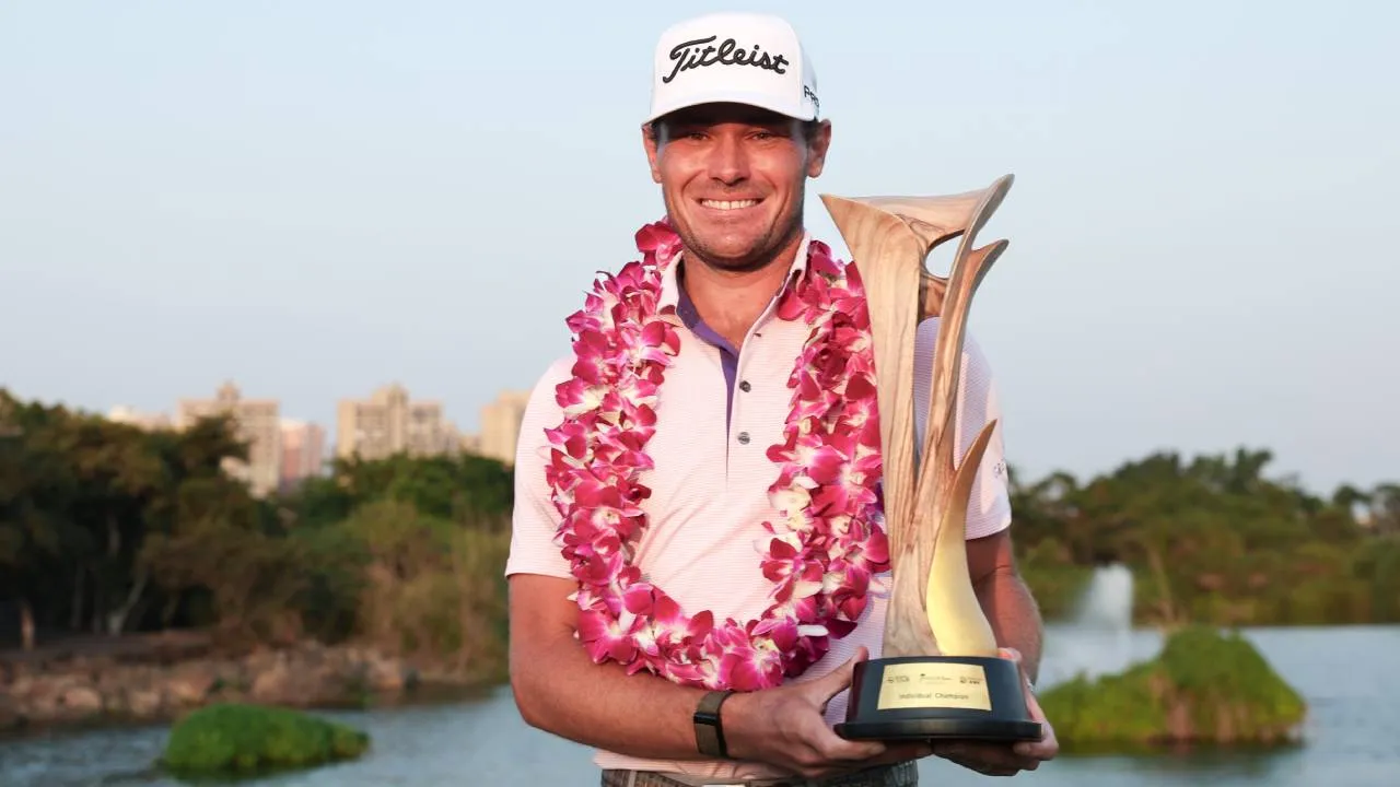 Jordan Gumberg berpose dengan trofi Hainan Classic. (Foto: Golf Digest)