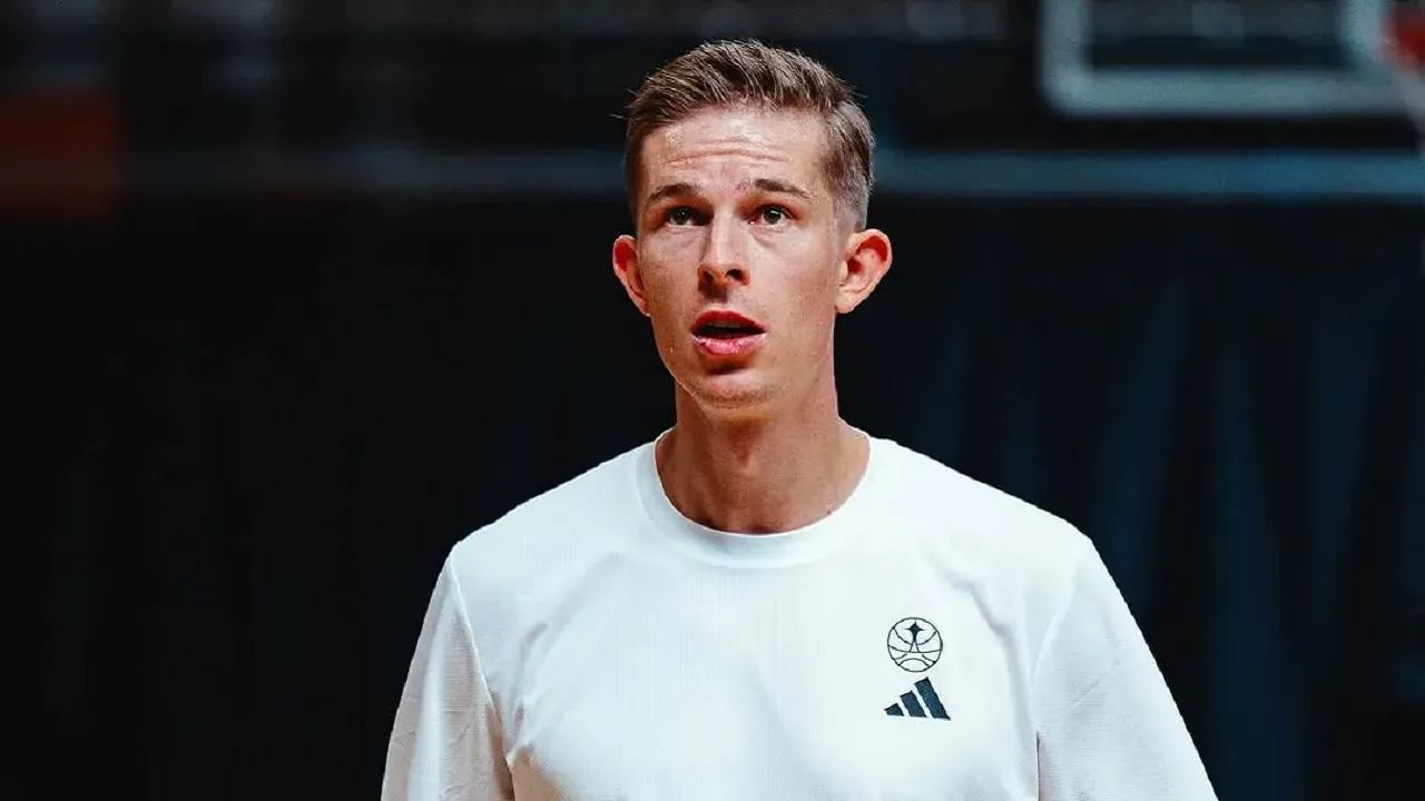 Paris Basketball menunjuk Julius Thomas sebagai pelatih interim.