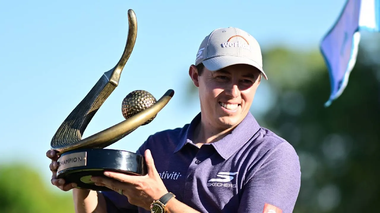 Matt Fitzpatrick berpose dengan trofi Valspar Championship. (Foto: Golf Digest)
