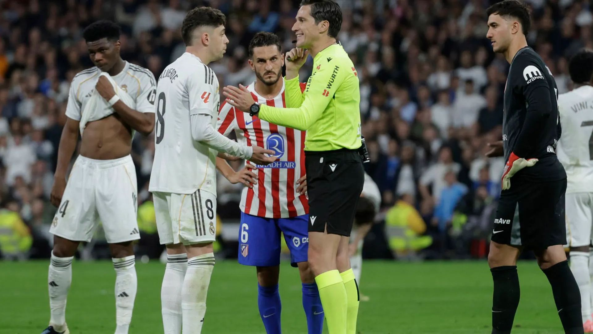 Penjelasan Wasit Munuera kepada Arbeloa Terkait Kartu Merah Valverde
