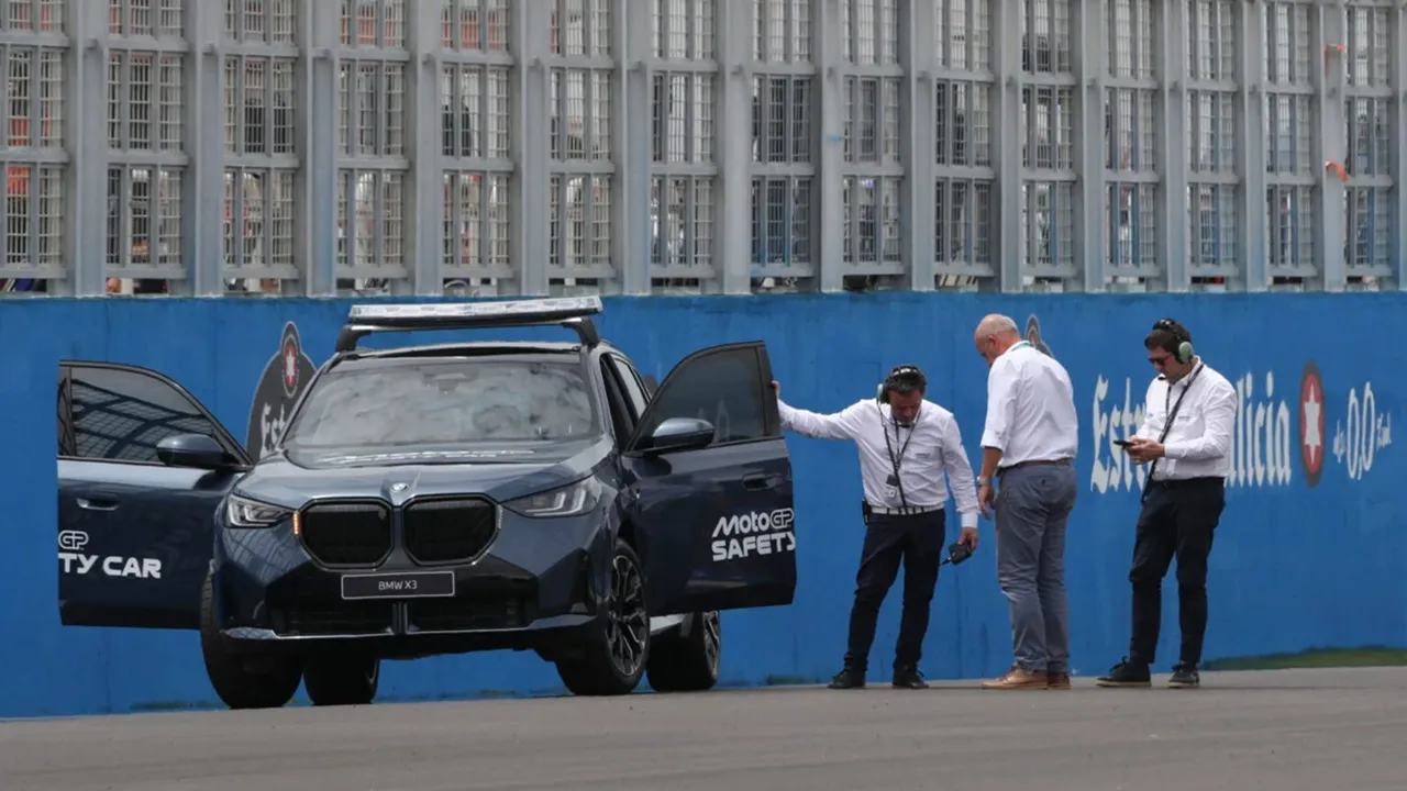 Safety car MotoGP Brasil mengecek kondisi lintasan Sirkuit Goiania