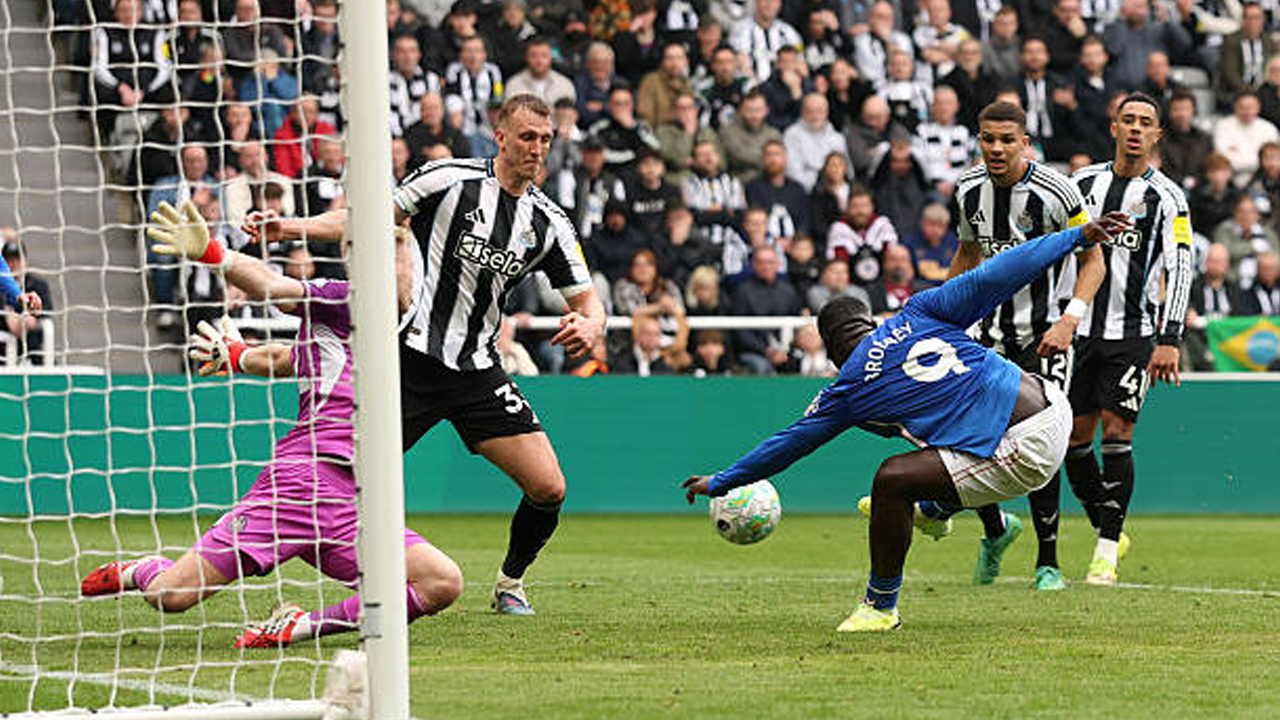 Duel Sengit, Brian Brobbey Klaim Kemenangan Atas Dan Burn