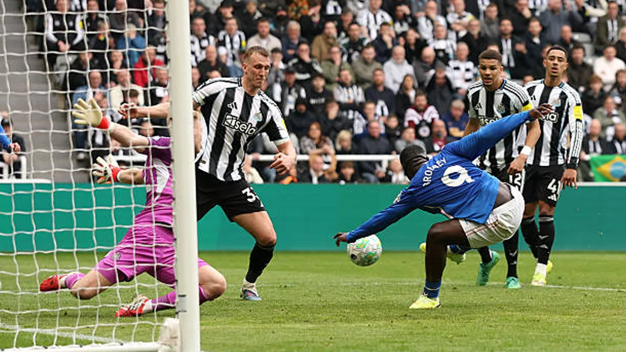 Duel Sengit, Brian Brobbey Klaim Kemenangan Atas Dan Burn