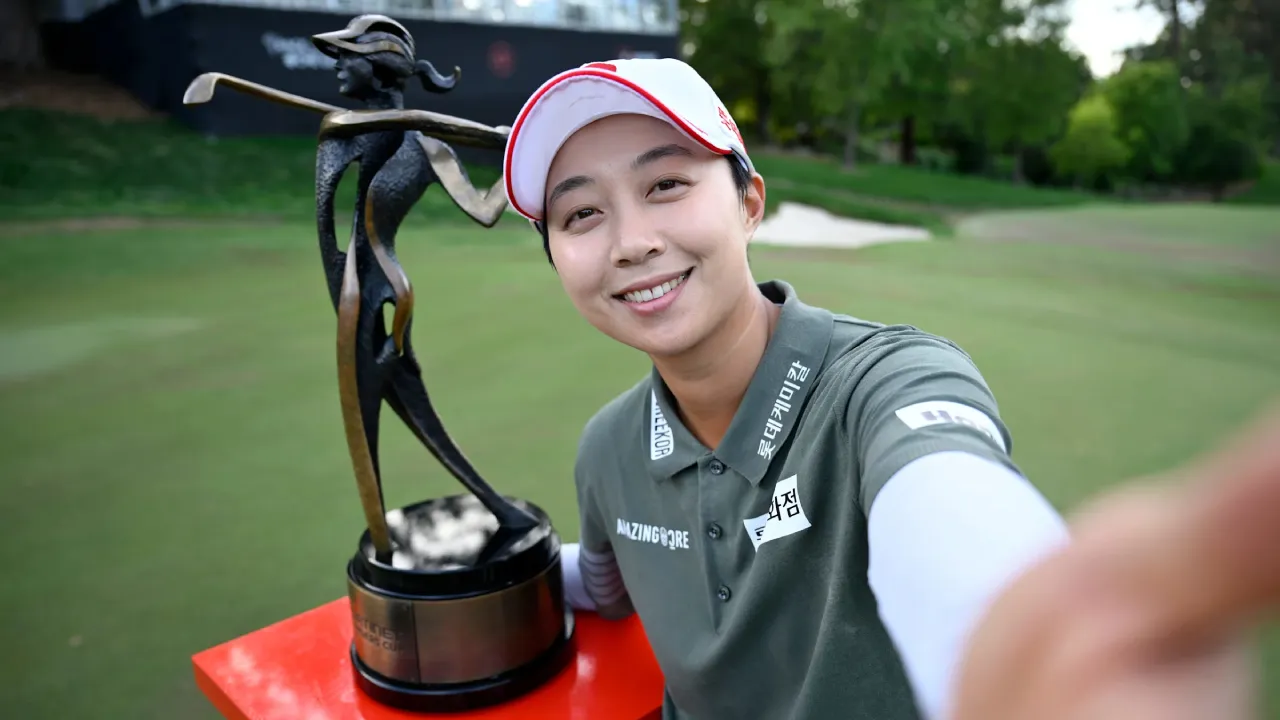 Hyo Joo Kim berpose dengan trofi Fortinet Founders Cup. (Foto: Golf Digest)