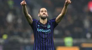 Calhanoglu Ungkap Perbedaan Filosofi Chivu dan Inzaghi di Inter