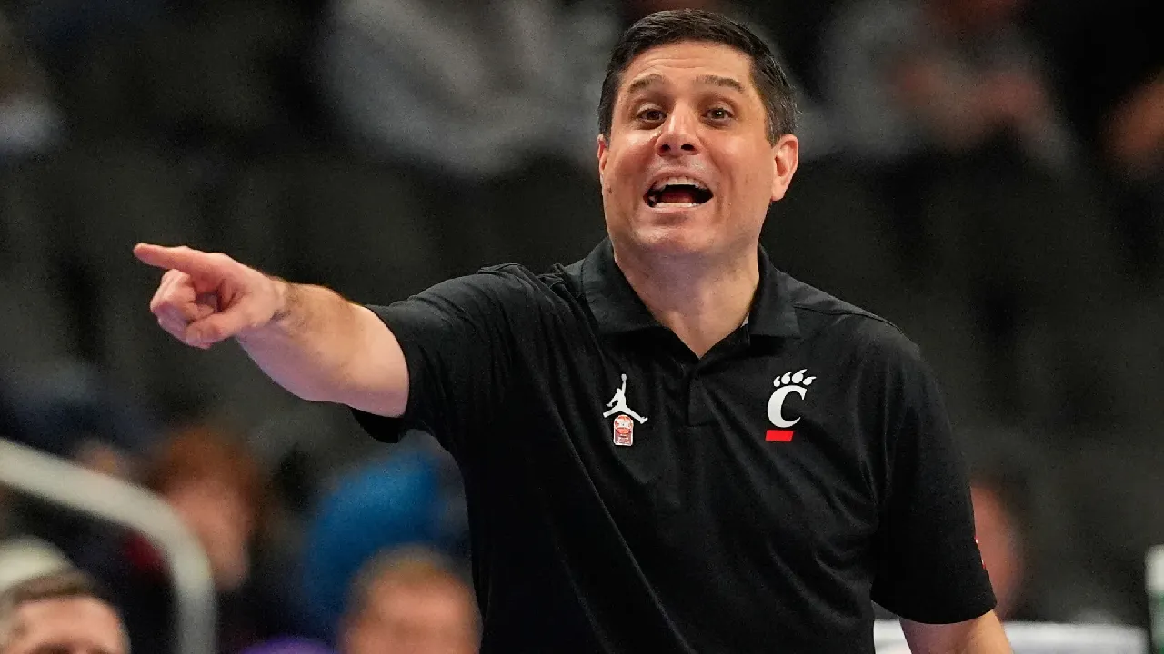 Wes Miller merupakan sosok pelatih berpengalaman yang sudah cukup dikenal di kawasan North Carolina. (Foto: AP)