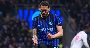 Hakan Calhanoglu: Saya Tunggu Tawaran Dari Milan Sebelum Gabung Inter