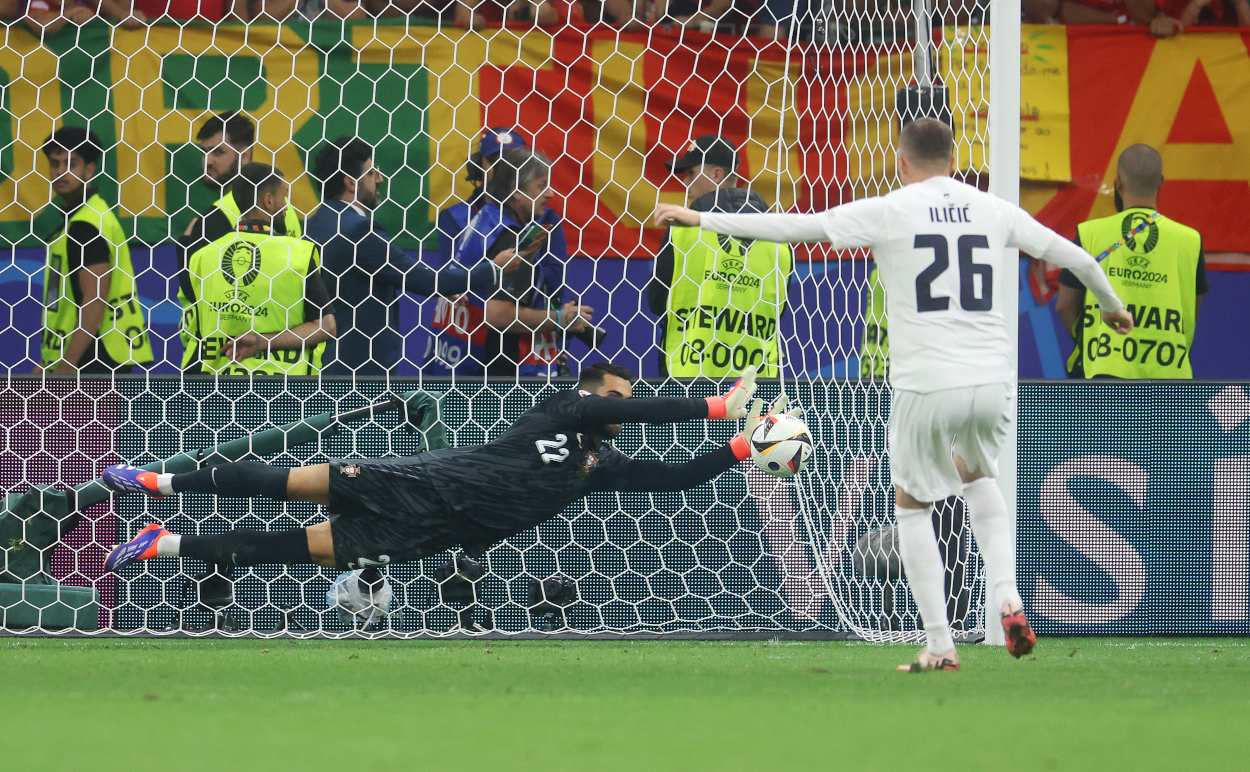 Juventus Siapkan Tawaran untuk Kiper Porto, Diogo Costa