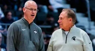 Pelatih UConn Dan Hurley Pernah Minta Saran Tom Izzo soal Tawaran Lakers
