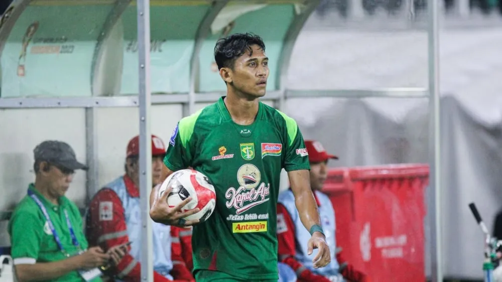 Catur Pamungkas Kembali Perkuat Pertahanan Persebaya Usai Pemulihan Cedera - sumber: (ileagueid)